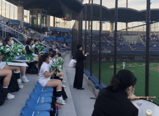 声出し禁止、座ったままの応援