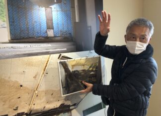 土砂かき分け、娘抱き上げた