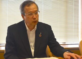 「母から聞いた大戦の話と重なった」